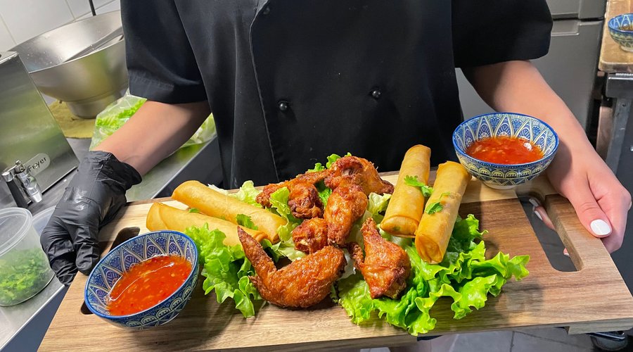 Assortiments de wings et nems