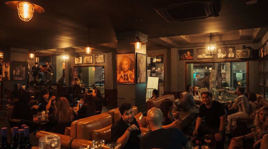 ✨ El BARón - Whiskey & Cigar Lounge 🎵🎷🍹 Discover El Barón - A Melodic Journey of Art, Jazz, and Spirits at District 7's finest lounge bar. Experience the perfect blend of art, soulful jazz, and premium spirits in Lounge District 7. Cheers to unforgettable nights! 🎨🎶🥃 Bar district 7 Vietnamese: 🎵🎷🍹 Khám phá El Barón - Một Hành Trình Âm Nhạc Nghệ Thuật, Nhạc Jazz, và Rượu Tinh Hoa tại quán lounge bar đẳng cấp tại Quận 7. Trải nghiệm sự hòa quyện hoàn hảo giữa nghệ thuật, giai điệu jazz
