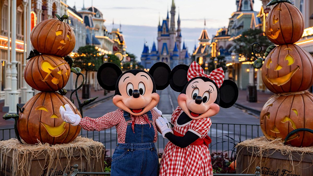 Disney Photo Album - Mickey & Friends - 2020 Disney Parks Logo