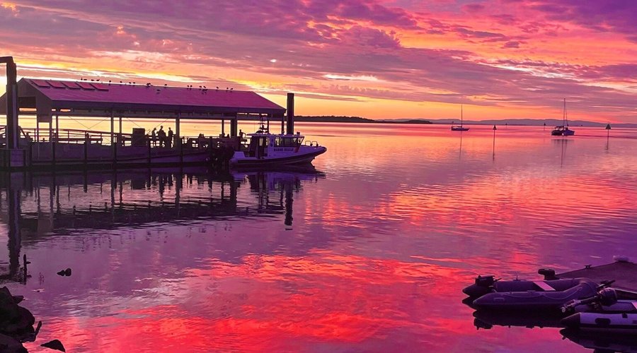 Little Ship Club | Waterfront Bistro & Bar | Dunwich, North Stradbroke

Absolute waterfront, gorgeous greens, amazing sunsets.