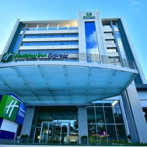 Our hotel is very close to shopping centers, restaurants & bars.