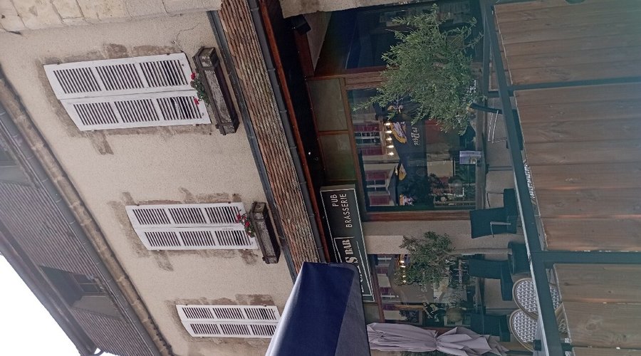 Terrasse agréable.Personnel très rapide. Excellent Plats . Humour et bonne ambiance en cuisine.  Frais a l'intérieur. Je recommande