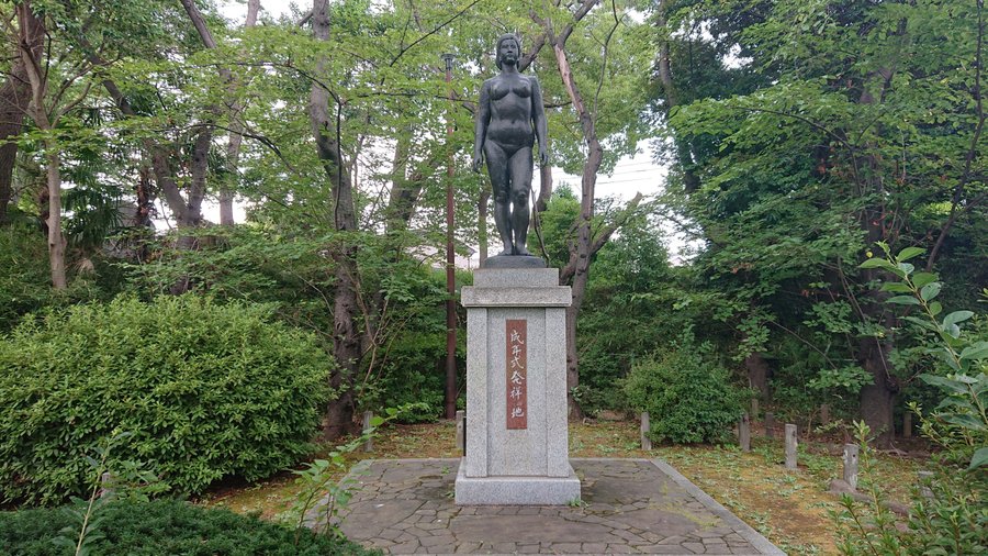 成年式発祥の地記念像