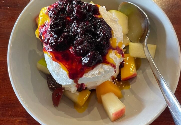 a wonderful Pavlova - with cream inside YUM