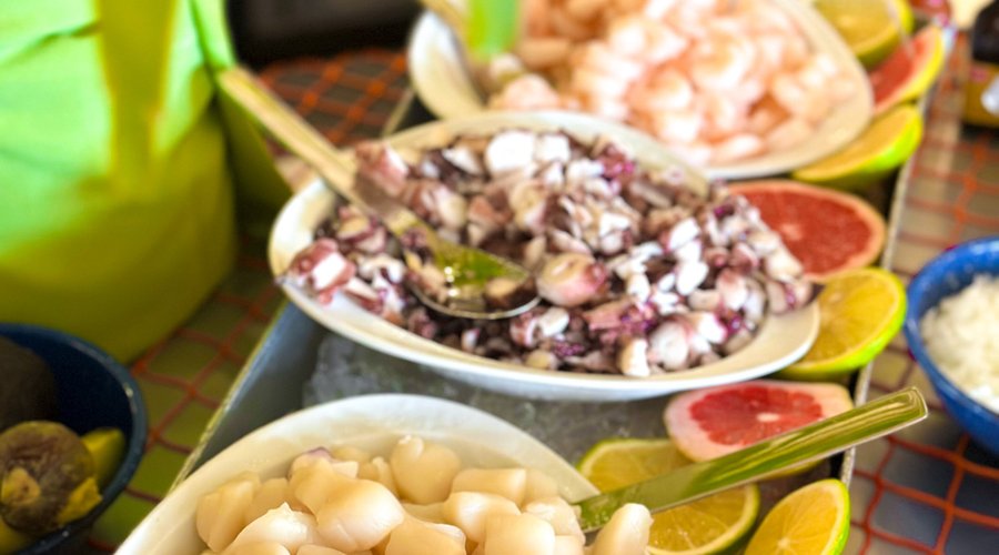 Pulpo, camarones y callo de Hacha  Elige el marisco fresco de tu preferencia para  deleitarte con un ceviche o cóctel personalizado.  ¡Son una delicia!