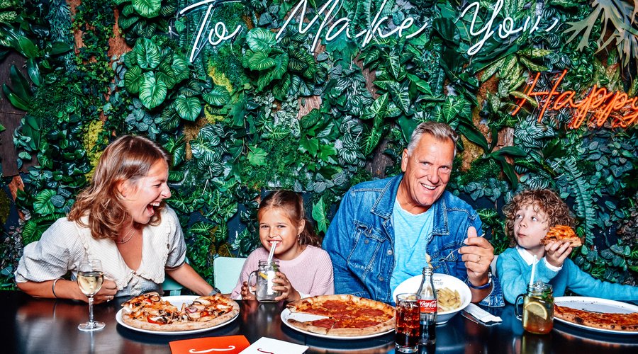 Pizza, Pasta & Play  Samen met je kinderen uiteten? Dat doe je bij Happy Italy. Bij Happy Italy genieten kinderen volop! In ons gratis indoor speelparadijs kunnen de kinderen voordat ze genieten van hun Happy Kids menu lekker klimmen en klauteren. Wist je zelfs dat je bij Happy Italy een kinderfeestje kan geven?