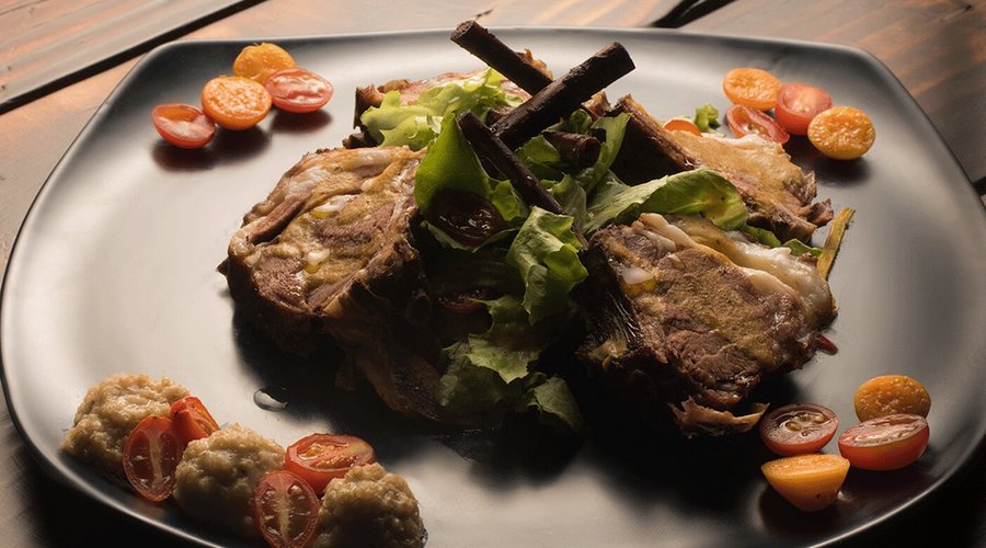 Rack de cordero con salsa gravy y quinoto con champiñones