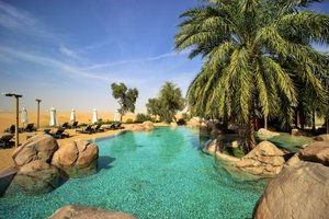 حمام السباحة والشاطئ