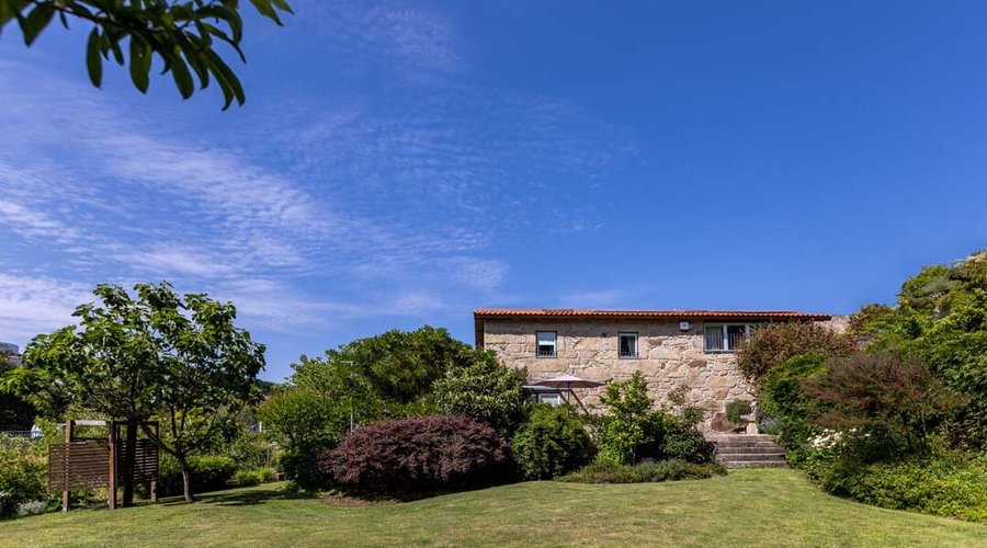 Vista exterior da casa, com acesso direto ao parque da cidade e a jardim privado muito bem cuidado