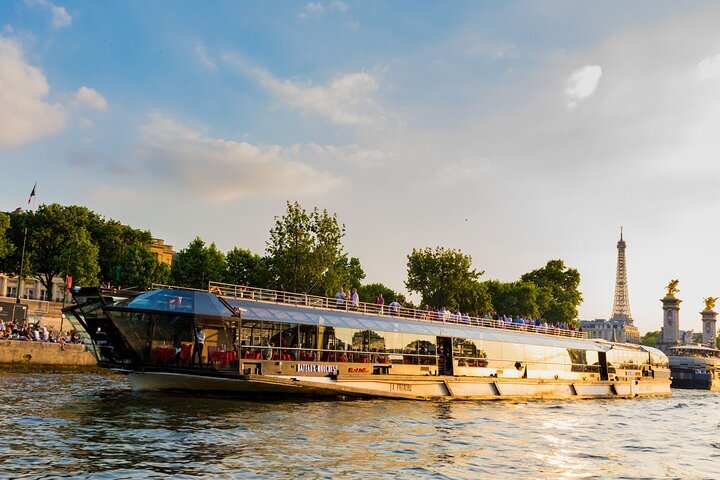 2024 Paris Seine River Dinner Cruise with Live Music by Bateaux