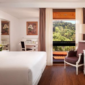 NH Sintra Centro Room Standard Valley View Couch