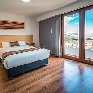
La habitación matrimonial, es un refugio de tranquilidad para parejas. Con una cama espaciosa y todas las comodidades, es el lugar perfecto para relajarse después de explorar la hermosa ciudad de Cusco.