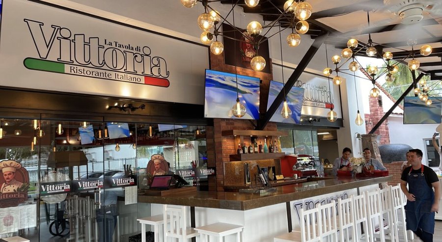 nuestro restaurante cuenta con un area con aire acondicionado y una amplia terraza, ademas de una agradable barra