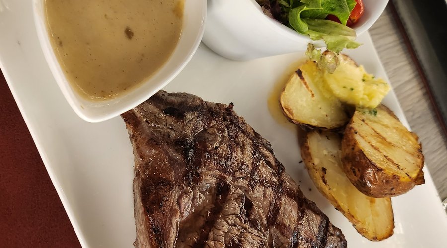 Entrecôte excellente repas top et dessert dôme framboise à tombée part terre je vous conseil fortement cette établissements  .. le personnel très accueillant 