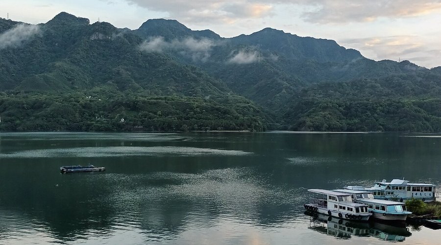 山水明倒影