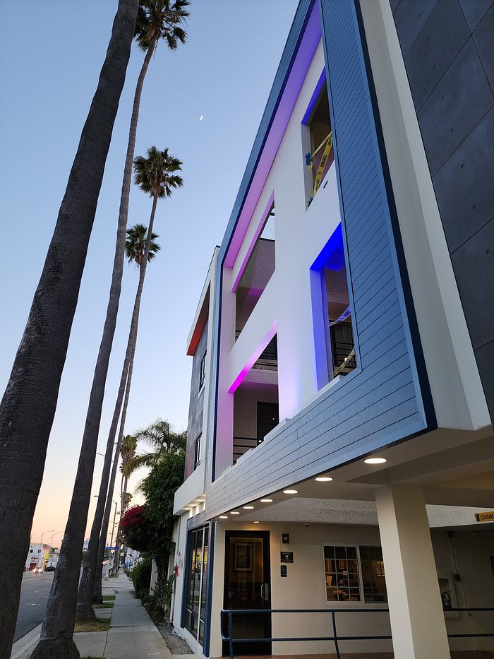 Santa Monica Place welcomes small and local businesses with short-term  leases