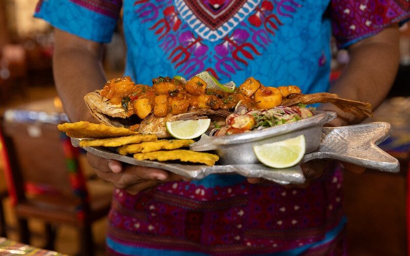 Pesca del día en salsa a lo macho, con patacones y ensalada fresca! Catch of the day topped with "A Lo Macho Style" sauce, fresh lettuce salad, and tostones!
