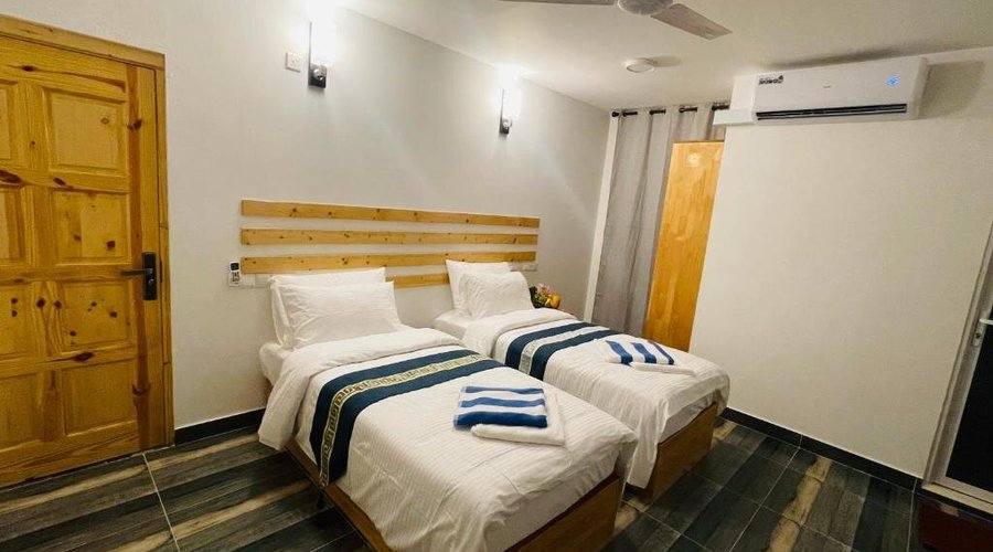 TWIN ROOM