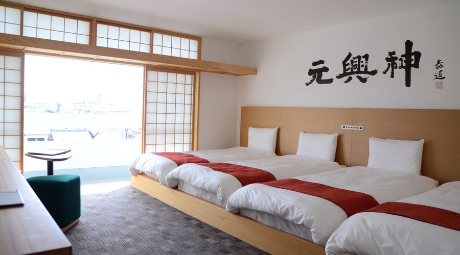 部屋ごとに奈良にゆかりのあるアーティスト、書道家、僧侶の作品がお部屋で楽しめます。