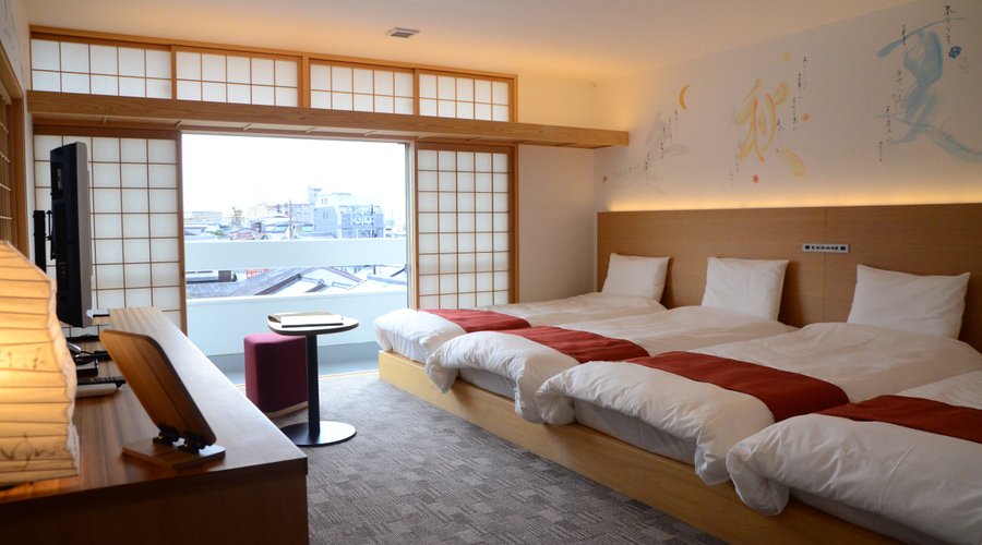 部屋ごとに奈良にゆかりのあるアーティスト、書道家、僧侶の作品がお部屋で楽しめます。
