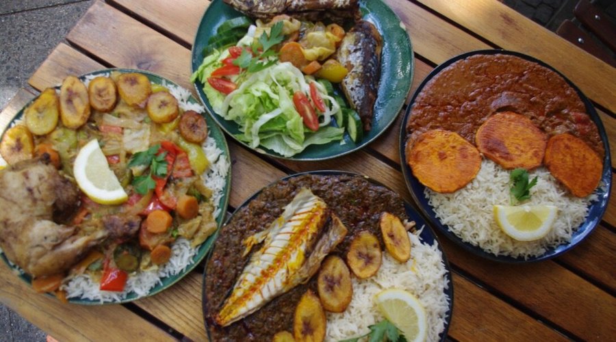 Some of our main dishes. Dishes are vegan but meat or fish can be added as seen here.  Ein paar unserer Hauptgerichte. Die Saucen sind vegan, es kann aber zu jedem Gericht Fleisch oder Fisch hinzubestellt werden, falls gewünscht.