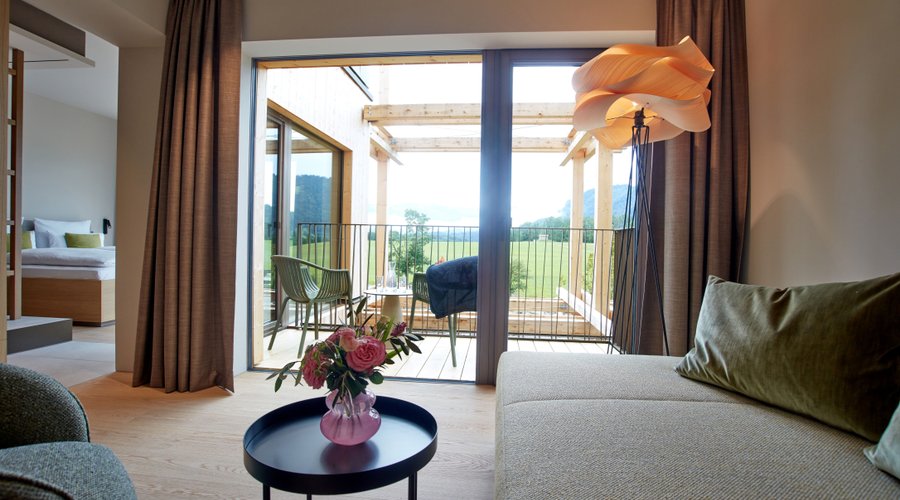 Ausblick Suite mit Badewanne und Bergpanorama Hotel BERGEBLICK