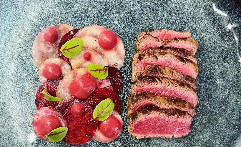 Boeuf tataki aux épices, Betterave cru et en pickle.