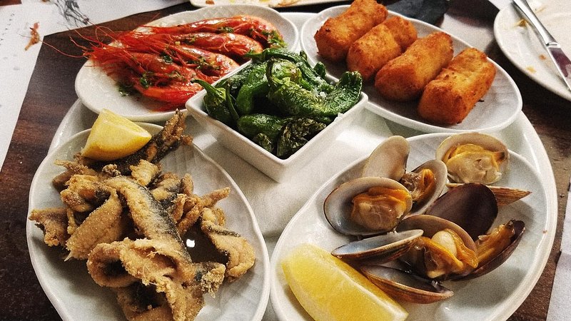 Tapas de fruits de mer à CervecerÃa Catalana