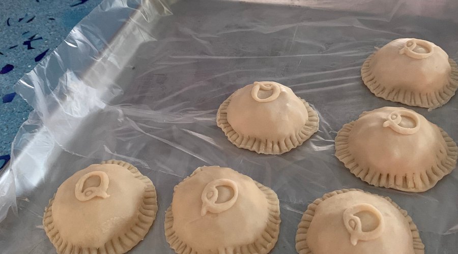 Preparando pastelitos andinos de queso y papa