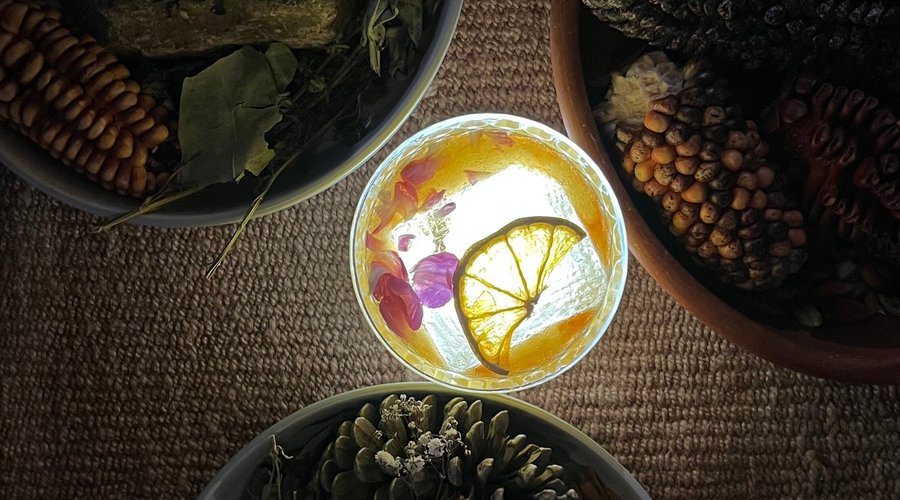 Selva Alta, cóctel a base de infusión de roble, cacao y puré cordial de mango con toques a Limón de cáscara gruesa 🌿✨