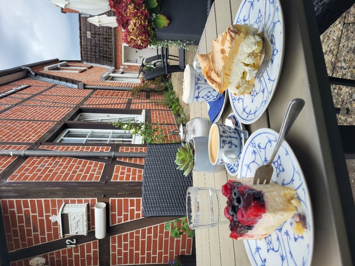 NADJAS KLEINER KUCHEN UND KAFFEEGARTEN, Gromitz Restaurant Reviews