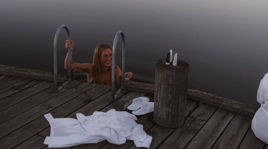 Ett svalkande dopp i Fryken! Extra lyxigt med spa-produkter från Maria Åkerberg. Naturligtvis!