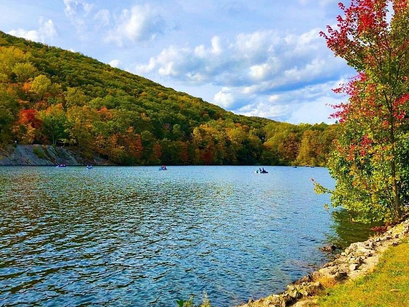 Khung cảnh nên thơ của lá mùa thu và tàu thuyền trên hồ nước tại Công viên bang núi Bear, cách Thành phố New York một giờ lái xe