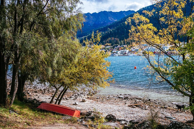 A small boat at the edge of Lake Wakatipu in Queenstown, New Zealand