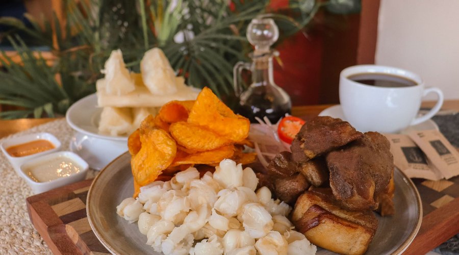 Disfrute de nuestro plato bandera: Chicharrón, y escoja sus dos guarniciones favoritas camote frito, mote o yuca.