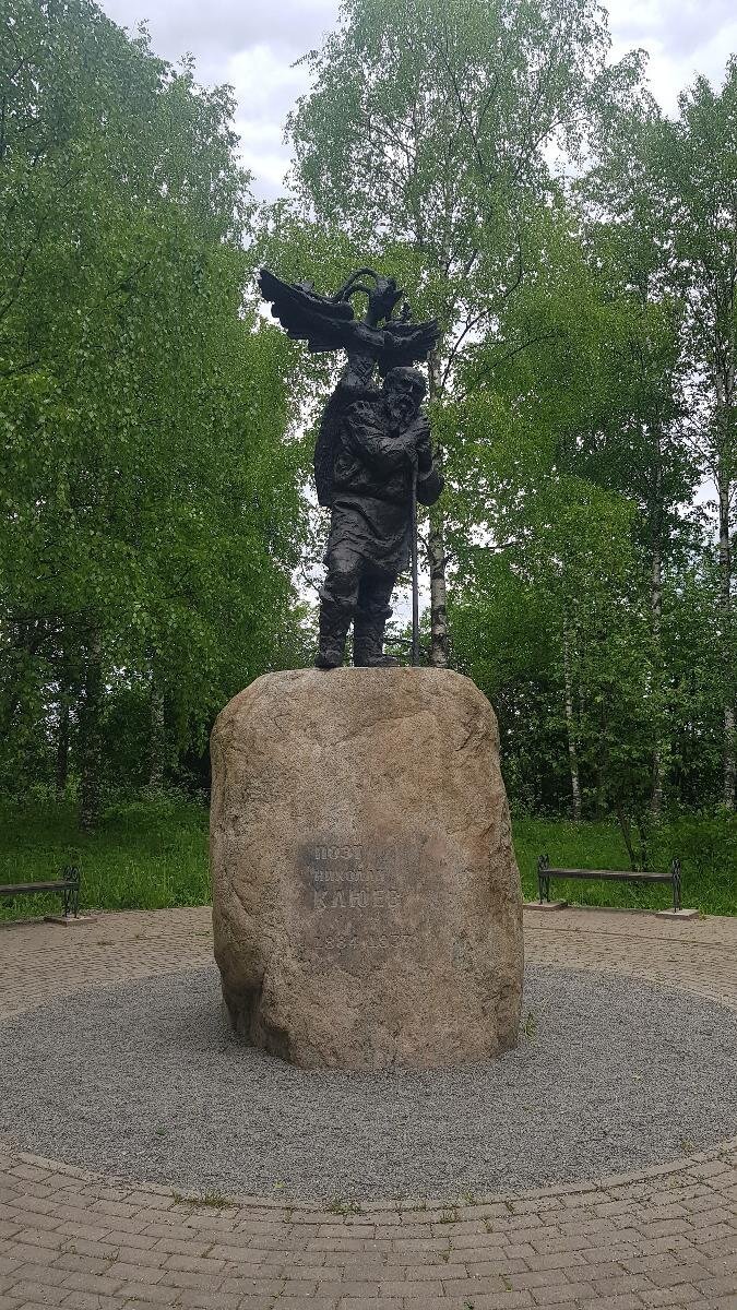 Памятники в вытегре. Памятник Клюеву в Вытегре. Памятник Николаю Клюеву в Вытегре. Памятник Клюеву в Томске.