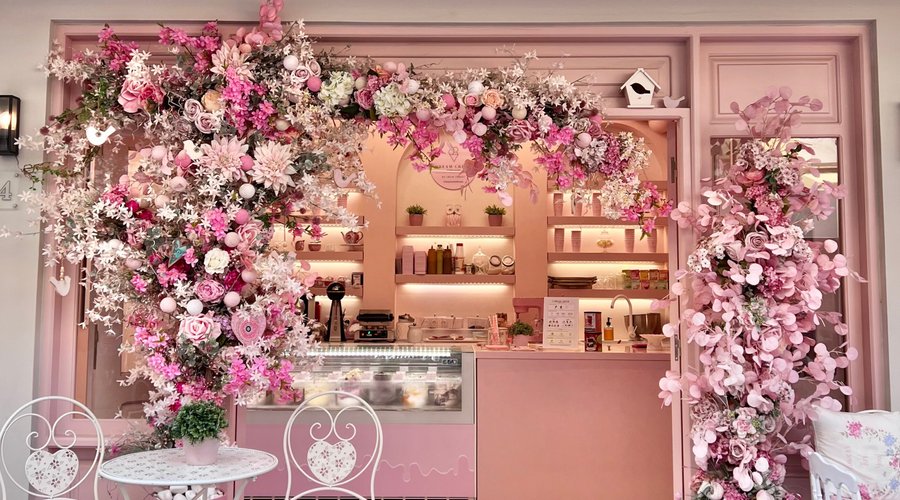 Pink floral environment for the gelato lovers. Homemade Italian gelato with unique flavours, Nespresso coffee beverages served in the most luxurious way, crispy waffle bites as well as fluffy pancake bites and Ice cream sandwich filled with gelato of your choice.