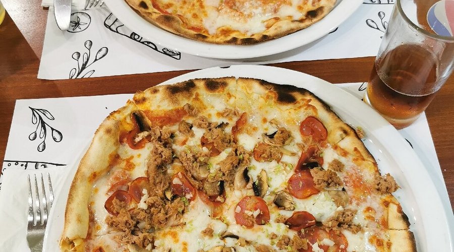 Pizzas Esparguete à bolonhesa e pão de alho com queijo