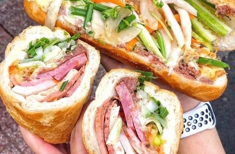 Bánh Mì Bà Huynh - Madam Win là điểm đến không thể bỏ qua khi đến Saigon. Bánh mì và các món ẩm thực truyền thống rất đáng để thử.