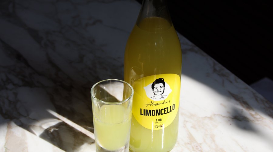 Huisgemaakte Limoncello: Wat ooit begon als een probeersel van Hanneke om de reiskosten naar het huis van haar en Bortolino aan het Gardameer terug te verdienen, is uitgegroeid tot een ware business. Haar restaurantgasten waren er dol op.