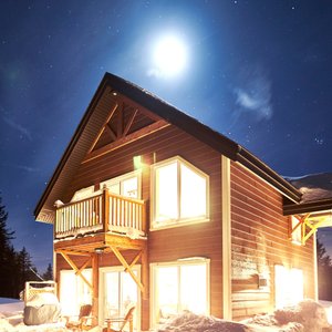 Chalet deux chambres mezzanine vue lac. Accès a la zone détente avec spa, sauna, douche nordique et yourte de détente avec foyer. 