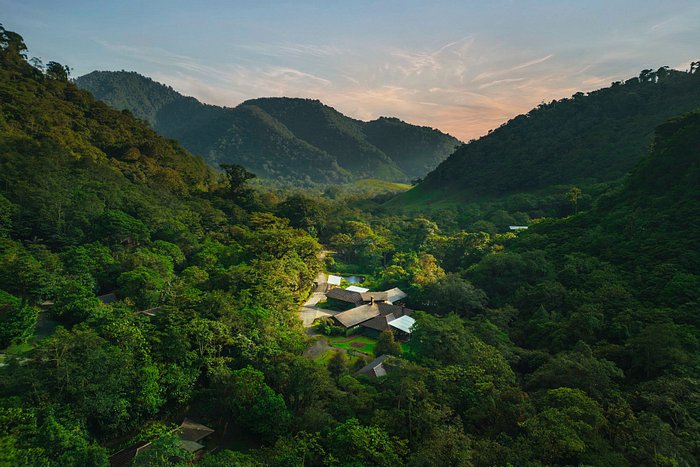 Inlaid in an ethereal cloud forest setting, El Silencio Lodge & Spa is shrouded by two of Costa Rica's most impressive National Parks.