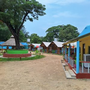 Seashore Beach Camp's front view of cottages and resort campus area. This place is very neat clean. 