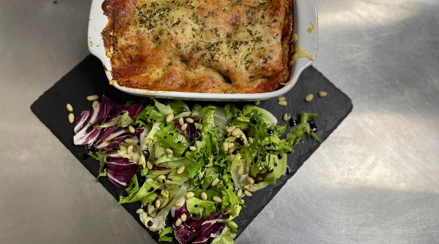 Nous sommes ravis de vous inviter à découvrir nos Lasagnes Maison, une véritable pépite de La Petite Ristorante qui incarne la tradition et la passion de la cuisine italienne.