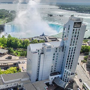 Exterior photo of the Oakes Hotel and Niagara's Horseshoe Falls.