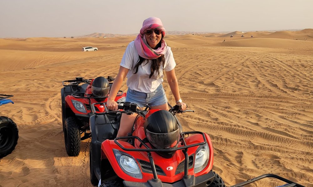Recorrido por las dunas rojas en quad, Sandboarding, paseo en camello y barbacoa en el campamento Al Khayma