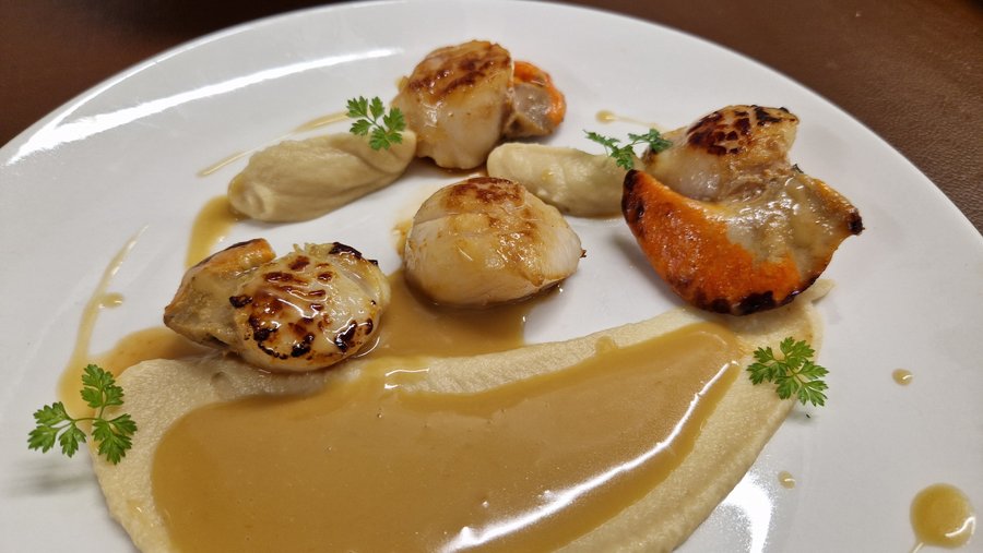 Vieiras a la parrilla con puré de apio nabo y meuniére