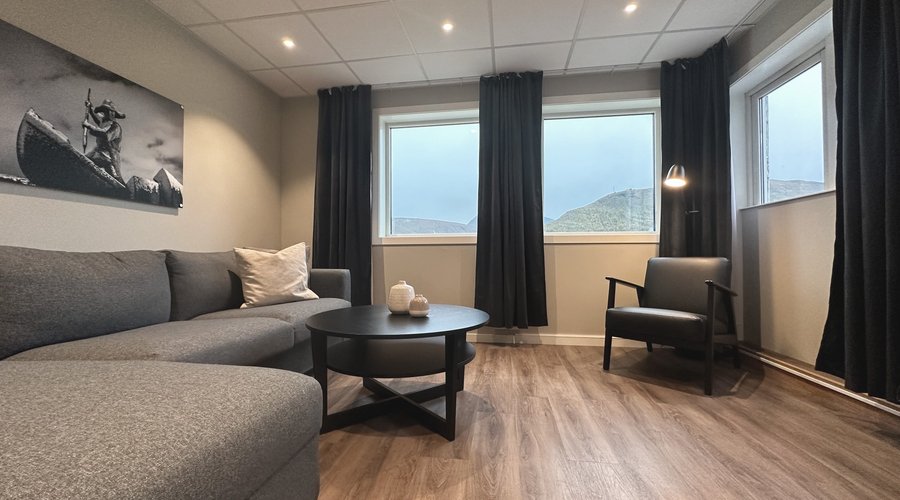 Rom 307 - eget soverom, stuedel med sovesofa, 50" TV med Chromecast, kjøleskap, og en unik utsikt!