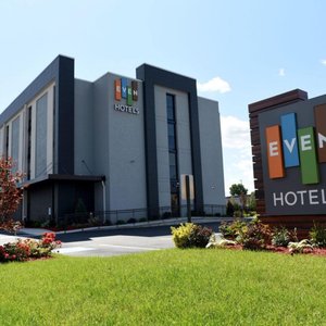 Best hotel to stay a few minutes away from the Manchester Airport 