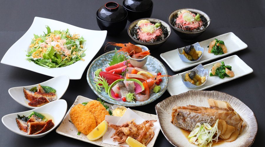 豪華な刺し盛りに鮪の希少部位、握りもついた贅沢コース！